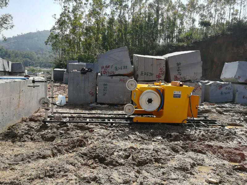 礦山繩鋸機(jī)開(kāi)采作業(yè)