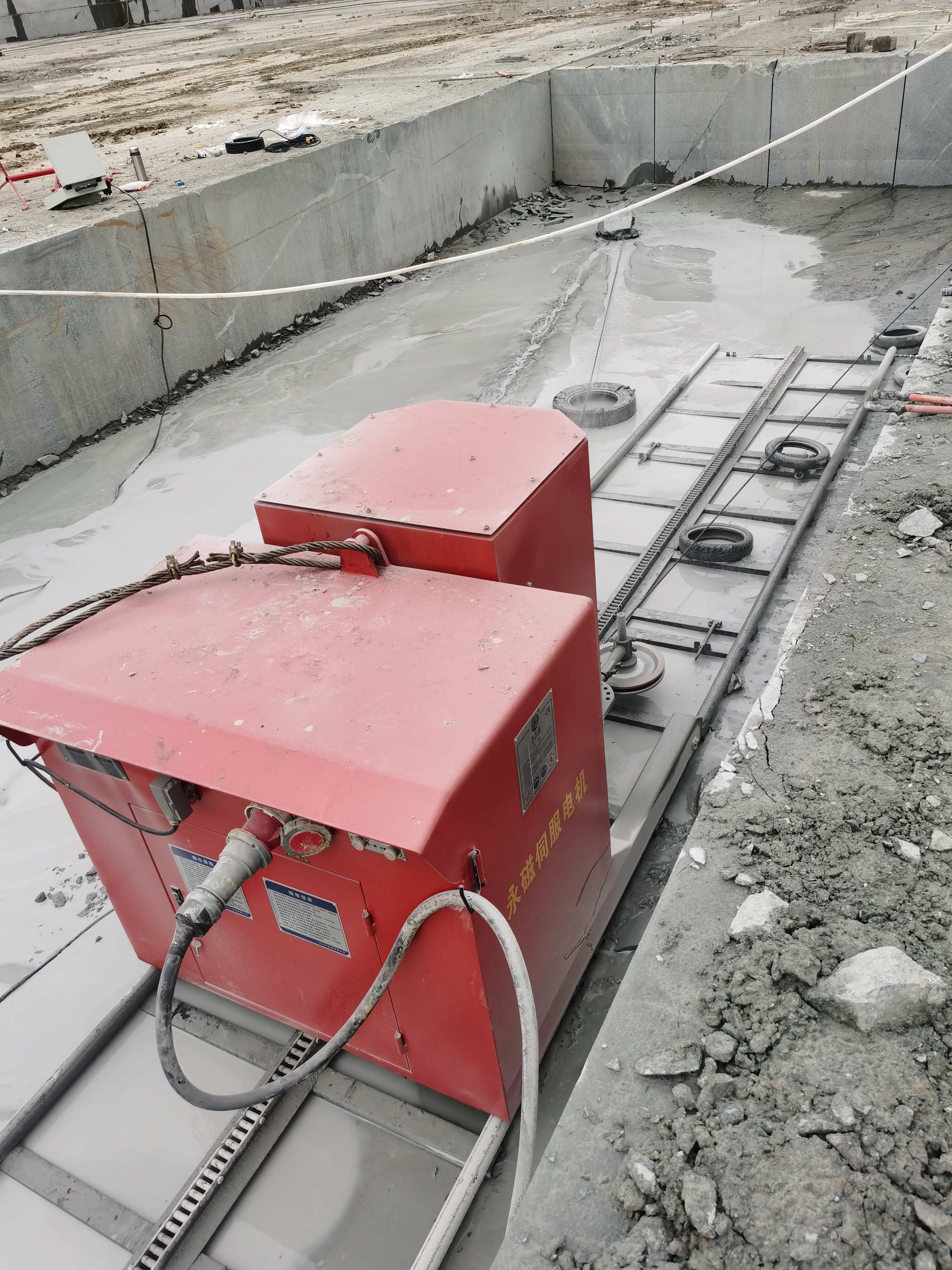 專(zhuān)業(yè)開(kāi)采用礦山繩鋸機(jī)